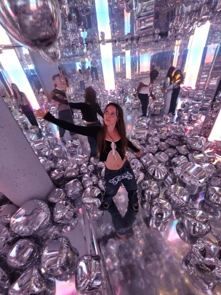 Sophie Birch Olsen i spejlrum med balloner