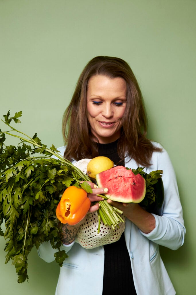 Alberte Stengaard med frugter og grøntsager