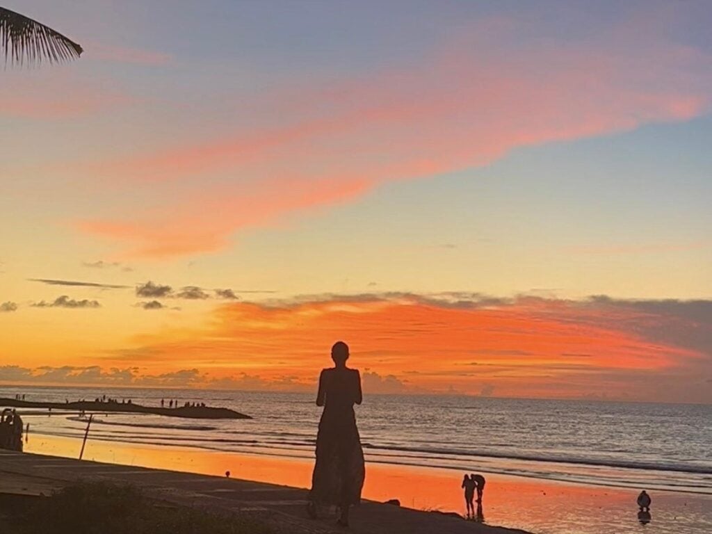 Thea der ser på solnedgangen