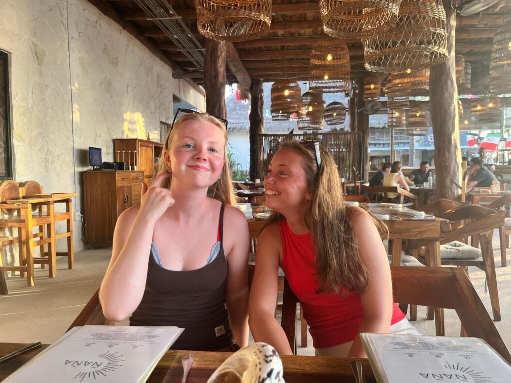 Anna Holm Petersen + søster Laura Holm på ferie