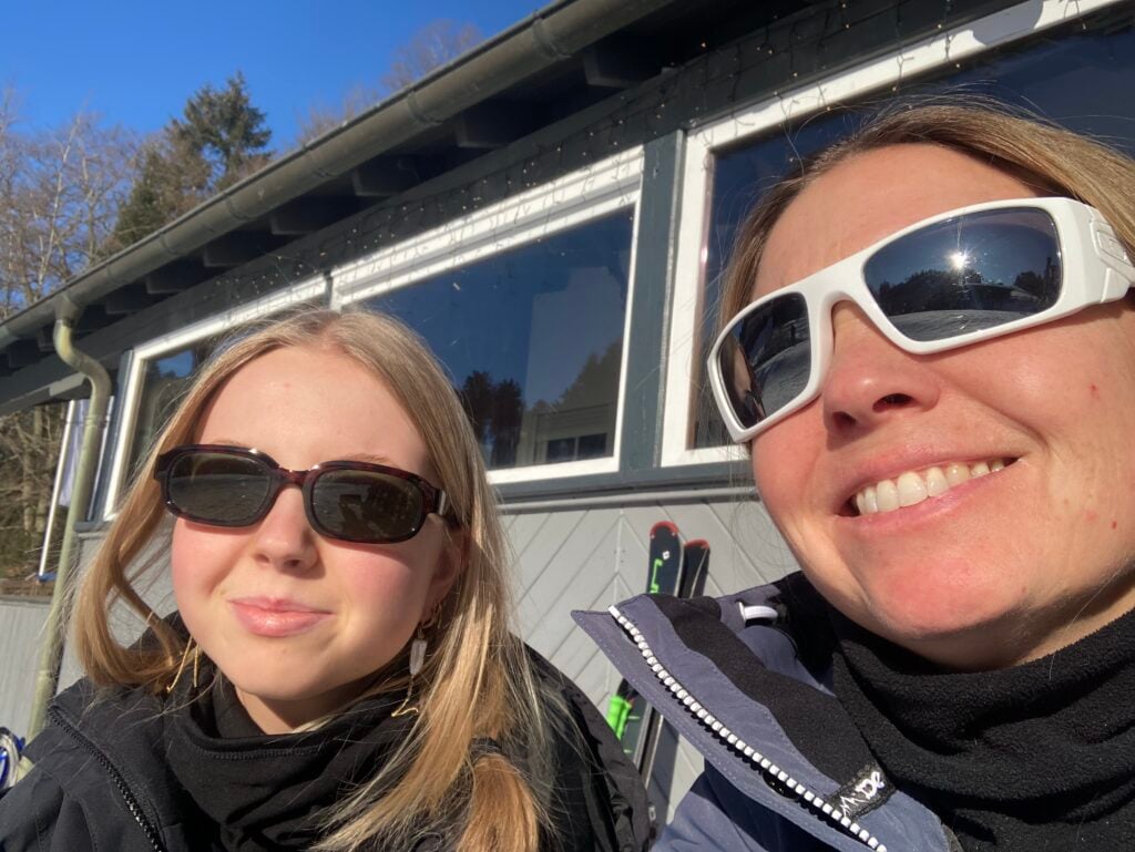 Anna Holm Mortensen på skiferie med mor